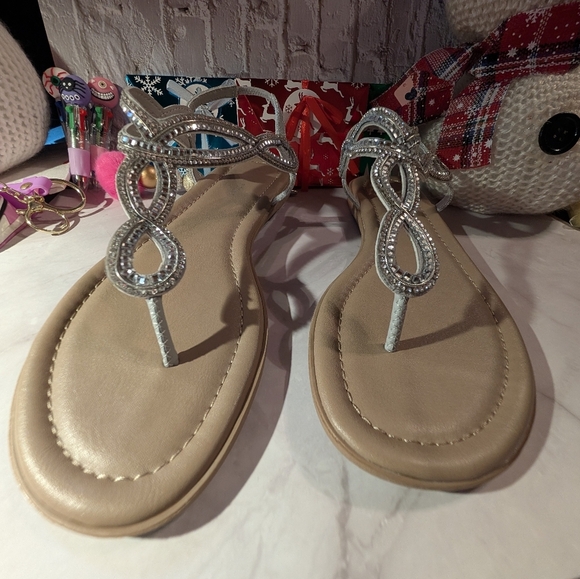 Centro Point Shoes - NIB Size 8 Elegant Silver Women's Sandals